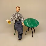 Dukke Mand - Tom i stribet skjorte, mand, mandedukke, dukkehusdukke, dukkehus, ting til, dukkehuset, 1:12, miniature, miniaturer, dukketing, sætterkasse, legetøj, mini, biti, ribe, tom jones,