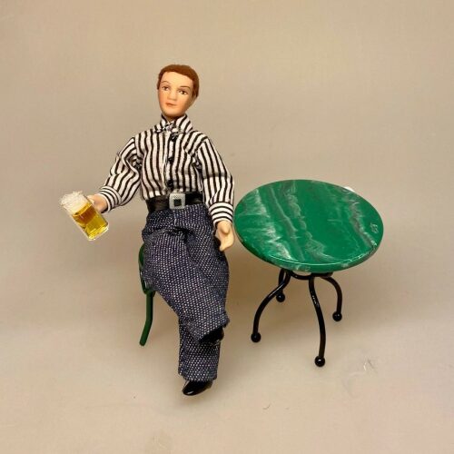 Dukke Mand - Tom i stribet skjorte, mand, mandedukke, dukkehusdukke, dukkehus, ting til, dukkehuset, 1:12, miniature, miniaturer, dukketing, sætterkasse, legetøj, mini, biti, ribe, tom jones,