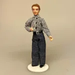 Dukke Mand - Tom i stribet skjorte, mand, mandedukke, dukkehusdukke, dukkehus, ting til, dukkehuset, 1:12, miniature, miniaturer, dukketing, sætterkasse, legetøj, mini, biti, ribe, tom jones, sangskjuler, efterløn, konfirmand, symbolsk, gave, eksamen, uddannet, færdig, phd, professor, lærer, læge, kontor, pension, tale, gave, personlig, sjov, figur