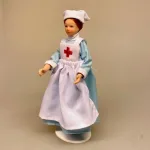 Dukke sygeplejerske, Krykke miniature, sygeplejerske, miniaturer, dukkehus, dukkehusting, til, sættekasse, sætterkasse, lille, bitte, sjove ting, medicin, læge, doktor, sygehus, brækket ben, forstuvet fod, ankel, medicin, apotek, biti, ribe