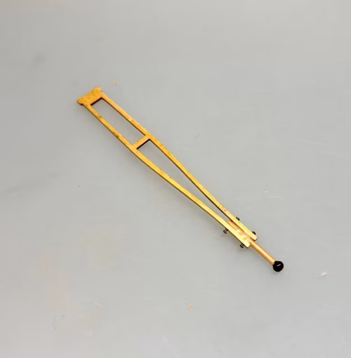 Krykke miniature, sygeplejerske, miniaturer, dukkehus, dukkehusting, til, sættekasse, sætterkasse, lille, bitte, sjove ting, medicin, læge, doktor, sygehus, brækket ben, forstuvet fod, ankel, medicin, apotek, biti, ribe, L007000