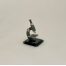 Mikroskop miniature, miniature ,laboratorie, laboratorieudstyr, miniature, mini, miniaturer, dukkehus, dukkehuset, nisser, til nisser, nisserne, nissebo, nissedør, naturvidenskab, forsker, sangskjuler, 1:12, sætterkasse, sættekasse, sættekasseting, samler, små, ting, biti, ribe, kemi, farmaceut, apotek, apoteker,laboratorie, miskoskopi, forstørrelse,