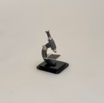 Mikroskop miniature, miniature ,laboratorie, laboratorieudstyr, miniature, mini, miniaturer, dukkehus, dukkehuset, nisser, til nisser, nisserne, nissebo, nissedør, naturvidenskab, forsker, sangskjuler, 1:12, sætterkasse, sættekasse, sættekasseting, samler, små, ting, biti, ribe, kemi, farmaceut, apotek, apoteker,laboratorie, miskoskopi, forstørrelse,