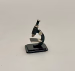 Mikroskop miniature, miniature ,laboratorie, laboratorieudstyr, miniature, mini, miniaturer, dukkehus, dukkehuset, nisser, til nisser, nisserne, nissebo, nissedør, naturvidenskab, forsker, sangskjuler, 1:12, sætterkasse, sættekasse, sættekasseting, samler, små, ting, biti, ribe, kemi, farmaceut, apotek, apoteker,laboratorie, miskoskopi, forstørrelse,