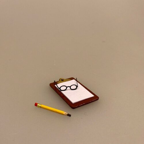Memoboard clipboard miniature , clip board, memo board, skrive underlag, blok, holder, journaler, kontor, sygehus, læge, doktor, sygeplejeske, Mikroskop miniature ,Reagensglas kolber miniature ,laboratorie, laboratorieudstyr, Morter messing miniature, mini, miniaturer, dukkehus, dukkehuset, nisser, til nisser, nisserne, nissebo, nissedør, naturvidenskab, forsker, sangskjuler, 1:12, sætterkasse, sættekasse, sættekasseting, samler, små, ting, biti, ribe, kemi, farmaceut, apotek, apoteker,patient, patientjournal, Miniature - Memoboard clipboard med blyant og briller