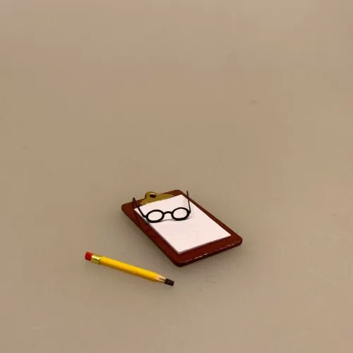Memoboard clipboard miniature , clip board, memo board, skrive underlag, blok, holder, journaler, kontor, sygehus, læge, doktor, sygeplejeske, Mikroskop miniature ,Reagensglas kolber miniature ,laboratorie, laboratorieudstyr, Morter messing miniature, mini, miniaturer, dukkehus, dukkehuset, nisser, til nisser, nisserne, nissebo, nissedør, naturvidenskab, forsker, sangskjuler, 1:12, sætterkasse, sættekasse, sættekasseting, samler, små, ting, biti, ribe, kemi, farmaceut, apotek, apoteker,patient, patientjournal, Miniature - Memoboard clipboard med blyant og briller