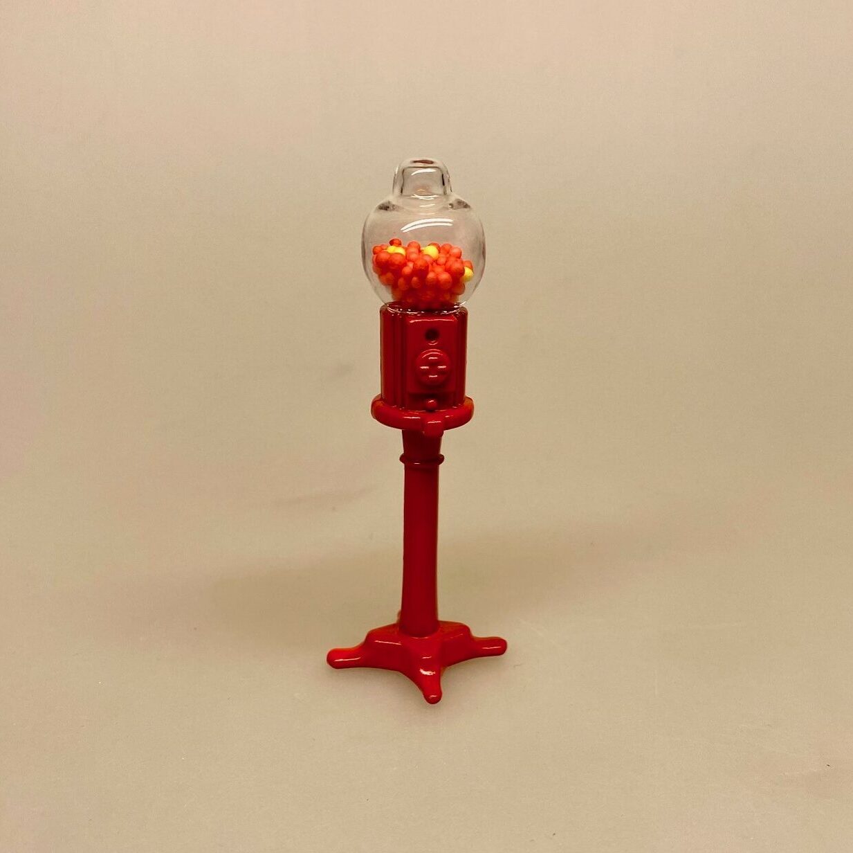 Miniature Tyggegummi Automat på Fod, slik, slik automat, tyggegummiautomat, bobletyggegummi, bublegum, fredagsslik, miniature, miniaturer, dukkehus, til dukkehuset, købmandsbutik, dukketing, dukketilbehør, dukkehustilbehør, 1:12, doll house, sætterkasse, sættekasseting, nisseting, nissetilbehør, nissedør, nissehus, nissebo, juen2019, biti, ribe, slikbutik, cafe,