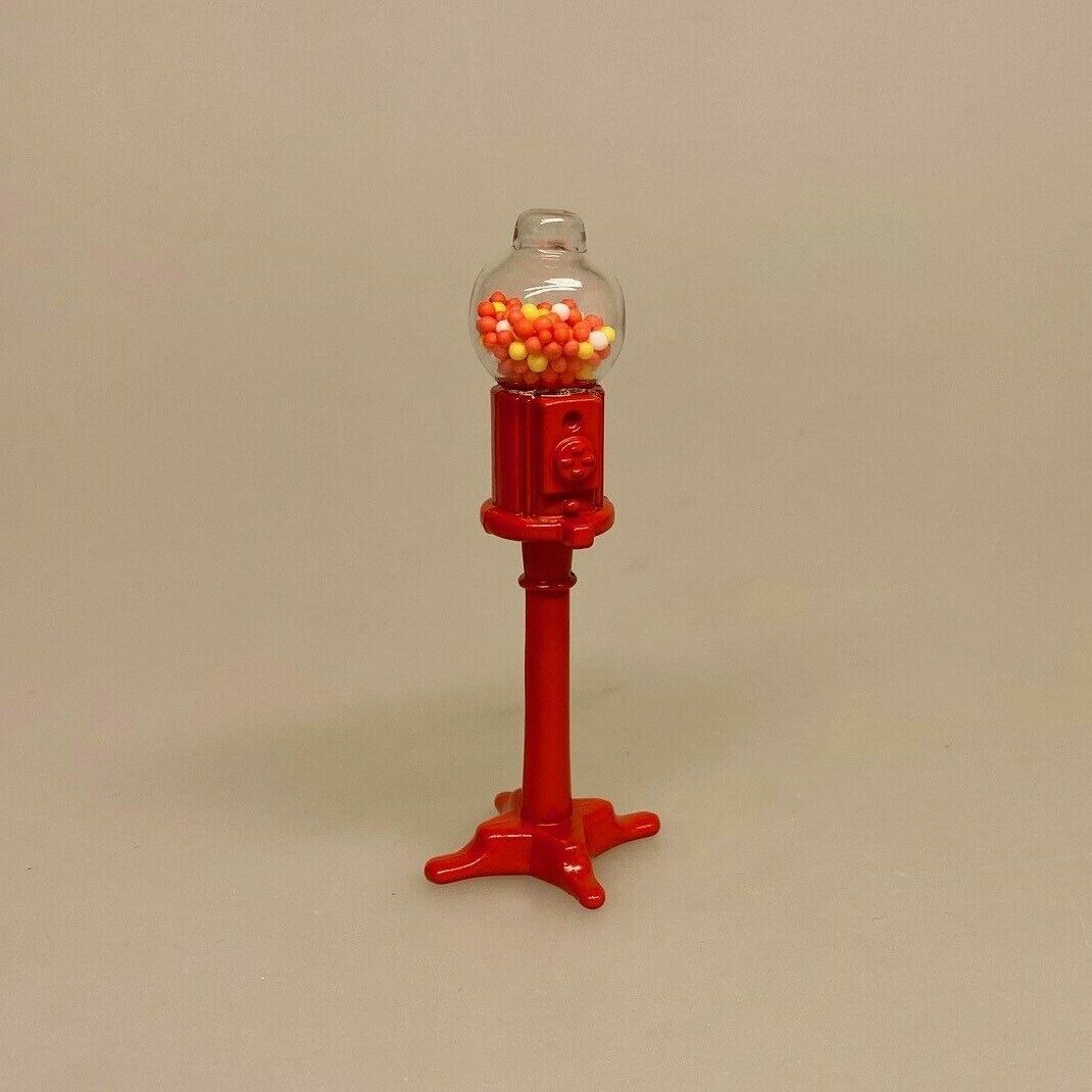 Miniature Tyggegummi Automat på Fod, slik, slik automat, tyggegummiautomat, bobletyggegummi, bublegum, fredagsslik, miniature, miniaturer, dukkehus, til dukkehuset, købmandsbutik, dukketing, dukketilbehør, dukkehustilbehør, 1:12, doll house, sætterkasse, sættekasseting, nisseting, nissetilbehør, nissedør, nissehus, nissebo, juen2019, biti, ribe, slikbutik, cafe,