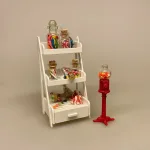 Miniature Stigereol med Skuffe Hvid, Miniature Pakke med Slikkepinde, Miniature Glas med Bolchestænger Kulørte, Miniature Glas med Kulørte M & Ms, Miniature Glas med Kulørte Karameller, Miniature Tyggegummi Automat på Fod, slik, slik automat, tyggegummiautomat, bobletyggegummi, bublegum, fredagsslik, miniature, miniaturer, dukkehus, til dukkehuset, købmandsbutik, dukketing, dukketilbehør, dukkehustilbehør, 1:12, doll house, sætterkasse, sættekasseting, nisseting, nissetilbehør, nissedør, nissehus, nissebo, juen2019, biti, ribe, slikbutik, cafe,