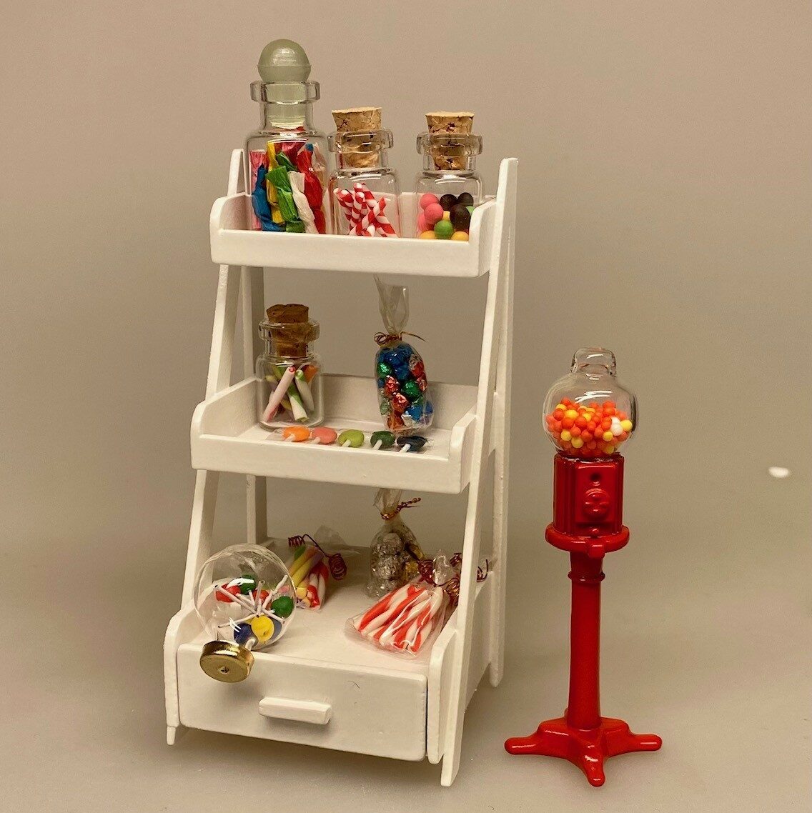 Miniature Stigereol med Skuffe Hvid, Miniature Pakke med Slikkepinde, Miniature Glas med Kulørte M & Ms, Miniature Glas med Kulørte Karameller, Miniature Tyggegummi Automat på Fod, slik, slik automat, tyggegummiautomat, bobletyggegummi, bublegum, fredagsslik, miniature, miniaturer, dukkehus, til dukkehuset, købmandsbutik, dukketing, dukketilbehør, dukkehustilbehør, 1:12, doll house, sætterkasse, sættekasseting, nisseting, nissetilbehør, nissedør, nissehus, nissebo, juen2019, biti, ribe, slikbutik, cafe,