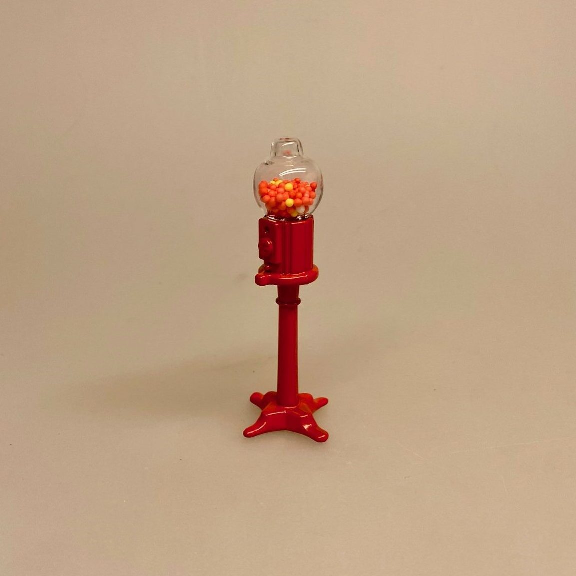 Miniature Tyggegummi Automat på Fod, slik, slik automat, tyggegummiautomat, bobletyggegummi, bublegum, fredagsslik, miniature, miniaturer, dukkehus, til dukkehuset, købmandsbutik, dukketing, dukketilbehør, dukkehustilbehør, 1:12, doll house, sætterkasse, sættekasseting, nisseting, nissetilbehør, nissedør, nissehus, nissebo, juen2019, biti, ribe, slikbutik, cafe,