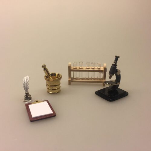 Memoboard clipboard miniature , clip board, memo board, skrive underlag, blok, holder, journaler, kontor, sygehus, læge, doktor, sygeplejeske, Mikroskop miniature ,Reagensglas kolber miniature ,laboratorie, laboratorieudstyr, Morter messing miniature, mini, miniaturer, dukkehus, dukkehuset, nisser, til nisser, nisserne, nissebo, nissedør, naturvidenskab, forsker, sangskjuler, 1:12, sætterkasse, sættekasse, sættekasseting, samler, små, ting, biti, ribe, kemi, farmaceut, apotek, apoteker,
