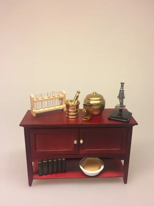 Mikroskop miniature ,Reagensglas kolber miniature ,laboratorie, laboratorieudstyr, Morter messing miniature, mini, miniaturer, dukkehus, dukkehuset, nisser, til nisser, nisserne, nissebo, nissedør, naturvidenskab, forsker, sangskjuler, 1:12, sætterkasse, sættekasse, sættekasseting, samler, små, ting, biti, ribe, kemi, farmaceut, apotek, apoteker,