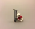 Miniature bamse hvid, mini, micro, lillebitte, bamse, plyds, plydsbamse, plydsbjørn, teddy, teddybjørn, krammebamse, dukkehus, dukkehuset, sætterkasse, sættekasseting, sættekasse, sættekassen, amagerhydlen, nisserne, nissehus, nissebo, nissedør, småt, biti, ribe, 1:12, Miniature Løbehjul