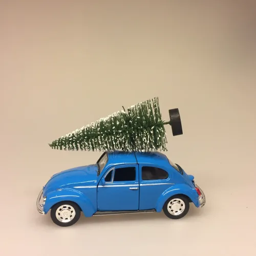 VW Folkevogn bobbel classic med juletræ på taget - Blå, vw, volkswagen, julebil, bil med grantræ, bil med juletræ, folkevogn med træ, folkevogn med juletræ, folkevogn med grantræ, driving home for christmas, driving home for xmas, julepynt, dekoration, stilleben, julebord, julen 2019, med granatræ på taget, bobbel, boble, bobble, nedgroet negl, asfalt bobbel, biti, ribe