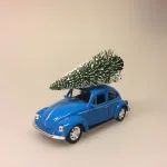VW Folkevogn bobbel classic med juletræ på taget - Blå, vw, volkswagen, julebil, bil med grantræ, bil med juletræ, folkevogn med træ, folkevogn med juletræ, folkevogn med grantræ, driving home for christmas, driving home for xmas, julepynt, dekoration, stilleben, julebord, julen 2019, med granatræ på taget, bobbel, boble, bobble, nedgroet negl, asfalt bobbel, biti, ribe