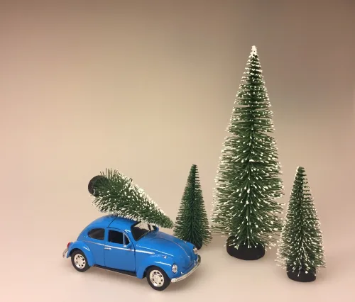 VW Folkevogn bobbel classic med juletræ på taget - Blå, vw, volkswagen, julebil, bil med grantræ, bil med juletræ, folkevogn med træ, folkevogn med juletræ, folkevogn med grantræ, driving home for christmas, driving home for xmas, julepynt, dekoration, stilleben, julebord, julen 2019, med granatræ på taget, bobbel, boble, bobble, nedgroet negl, asfalt bobbel, biti, ribe