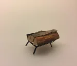 Miniature brænde på stativ, brænde, brændestabel, brændeholder, kløvet, ildsted, komfur, dukkehus, dukkehusting, til nisser, nisseting, nissebo, nissehus, nissedør, dukkehuset, sættekasse, sætterkasse, sætterkasseting, 1:12, mini, småt, dukketing, biti, ribe, jul, julekrybbe, krybbespil,