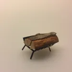 Miniature brænde på stativ, brænde, brændestabel, brændeholder, kløvet, ildsted, komfur, dukkehus, dukkehusting, til nisser, nisseting, nissebo, nissehus, nissedør, dukkehuset, sættekasse, sætterkasse, sætterkasseting, 1:12, mini, småt, dukketing, biti, ribe, jul, julekrybbe, krybbespil,