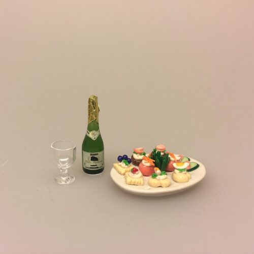 Miniature Champagne i glasflaske, bobler, flaske bobler, boblevand, prosecco, spumante, frizzante, hvidvin, dukkehus, til dukkehuset, vinfestival, gavekort, vinbar, lækker, miniature, mini, 1:12, sættekasse, sangskjuler, nisseting, nisser, kigkasse, små ting, biti, ribe,