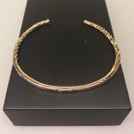 Armbånd bronze med cisselering, cisseleret, armbånd, armring, bronzearmbånd, bronzearmring, vikingearmbånd, bronze, vikingesmykker, kopi, lopismykke, vikingekopi ,fund, ribe, biti, vikingetiden, smykker, gylden, kraftig, kvalitet, speciel, museumssmykker, museums,