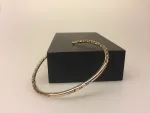 Armbånd bronze med cisselering, cisseleret, armbånd, armring, bronzearmbånd, bronzearmring, vikingearmbånd, bronze, vikingesmykker, kopi, lopismykke, vikingekopi ,fund, ribe, biti, vikingetiden, smykker, gylden, kraftig, kvalitet, speciel, museumssmykker, museums,