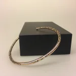 Armbånd bronze med cisselering, cisseleret, armbånd, armring, bronzearmbånd, bronzearmring, vikingearmbånd, bronze, vikingesmykker, kopi, lopismykke, vikingekopi ,fund, ribe, biti, vikingetiden, smykker, gylden, kraftig, kvalitet, speciel, museumssmykker, museums,