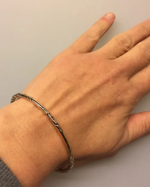 Armbånd bronze med cisselering, cisseleret, armbånd, armring, bronzearmbånd, bronzearmring, vikingearmbånd, bronze, vikingesmykker, kopi, lopismykke, vikingekopi ,fund, ribe, biti, vikingetiden, smykker, gylden, kraftig, kvalitet, speciel, museumssmykker, museums,