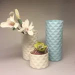 Trine Rytter porcelæn Foldemønster vase blå, Trine Rytter porcelæn Foldemønster vase grøn, Trine Rytter porcelæn Foldemønster elfenben, Trine Rytter porcelæn Foldemønster koral ,Trine Rytter porcelæn Foldemønster lys koral, fyrfadsstage, fyrfadslys, stage, lysestage, lys i mørket, keramik, made in denmark, dansk, keramiker, grafisk, mat, biti, ribe, vase