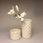 Trine Rytter porcelæn Foldemønster elfenben, Trine Rytter porcelæn Foldemønster koral ,Trine Rytter porcelæn Foldemønster lys koral, fyrfadsstage, fyrfadslys, stage, lysestage, lys i mørket, keramik, made in denmark, dansk, keramiker, grafisk, mat, biti, ribe, vase