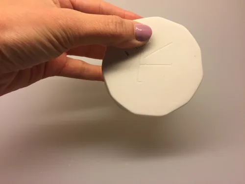 Trine Rytter porcelæn Foldemønster elfenben, Trine Rytter porcelæn Foldemønster koral ,Trine Rytter porcelæn Foldemønster lys koral, fyrfadsstage, fyrfadslys, stage, lysestage, lys i mørket, keramik, made in denmark, dansk, keramiker, grafisk, mat, biti, ribe, vase