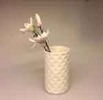 Trine Rytter porcelæn Foldemønster elfenben, Trine Rytter porcelæn Foldemønster koral ,Trine Rytter porcelæn Foldemønster lys koral, fyrfadsstage, fyrfadslys, stage, lysestage, lys i mørket, keramik, made in denmark, dansk, keramiker, grafisk, mat, biti, ribe, vase