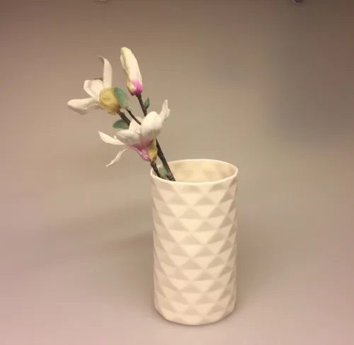 Trine Rytter porcelæn Foldemønster elfenben, Trine Rytter porcelæn Foldemønster koral ,Trine Rytter porcelæn Foldemønster lys koral, fyrfadsstage, fyrfadslys, stage, lysestage, lys i mørket, keramik, made in denmark, dansk, keramiker, grafisk, mat, biti, ribe, vase