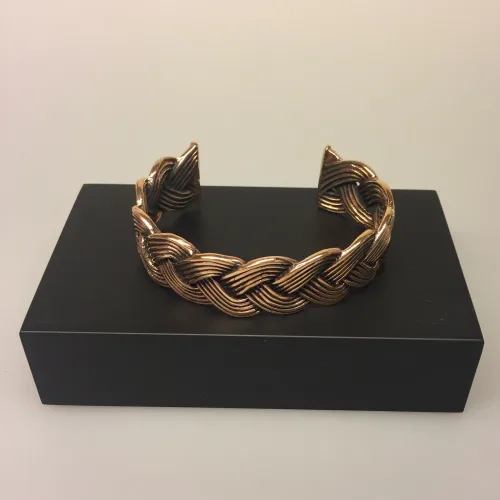 Armbånd bronze flettet, fletarmbånd, fletarmring, armring, armbånd, bronze, bronzearmbånd, bronzearmring, Armbånd bronze med keltisk evighedsflet ,Vikingearmbånd, vikingesmykker, fund, vikingefund, smykker, armring, herresmykke, herrearmbånd, til mænd, keltisk, flet, fletværk, uendelig, evig, museums, museumssmykker, biti, ribe, bronzearmbånd
