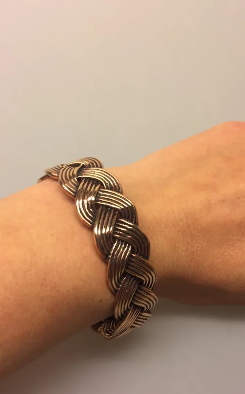 Armbånd bronze flettet, fletarmbånd, fletarmring, armring, armbånd, bronze, bronzearmbånd, bronzearmring, Armbånd bronze med keltisk evighedsflet ,Vikingearmbånd, vikingesmykker, fund, vikingefund, smykker, armring, herresmykke, herrearmbånd, til mænd, keltisk, flet, fletværk, uendelig, evig, museums, museumssmykker, biti, ribe, bronzearmbånd