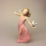 More than words figur - Believe You can fly, Arora More than words - Believe You can fly, tro på dig selv, selvtillid, mod, vingerne kan bære, giv slip, god vind, held og lykke, konfirmation, konfirmand, dåbsgave, gaveide, gave, amulet, symbolik, symbol, spring ud i det, du kan, overgang, nye eventyr, spring ud i det, biti, figur, fugle, duer, fred, fredsdue