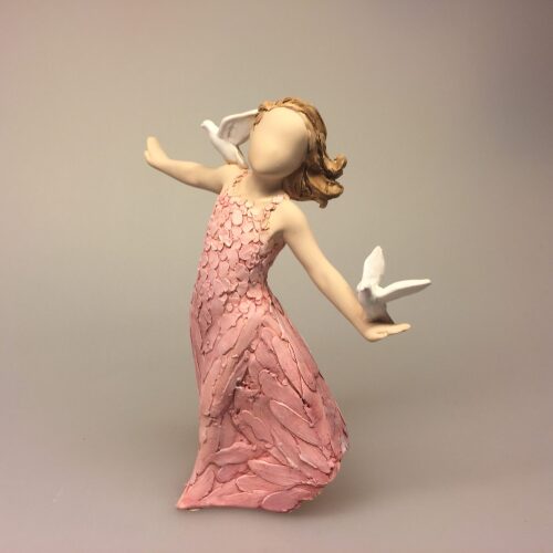 More than words figur - Believe You can fly, Arora More than words - Believe You can fly, tro på dig selv, selvtillid, mod, vingerne kan bære, giv slip, god vind, held og lykke, konfirmation, konfirmand, dåbsgave, gaveide, gave, amulet, symbolik, symbol, spring ud i det, du kan, overgang, nye eventyr, spring ud i det, biti, figur, fugle, duer, fred, fredsdue