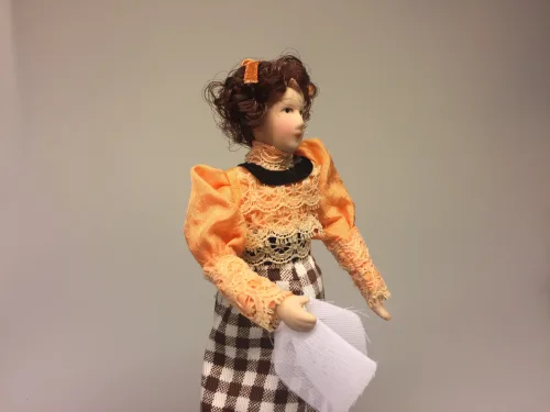 Dukke med ternet nederdel og ferskenfarvet bluse, aprikos, dukkehusdukke, dame, mor, miniature, miniaturer, dukke, frue, lærerinde, dukkehusting, til dukkehuset, dukkehjem, biti, ribe