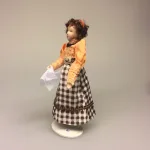 Dukke med ternet nederdel og ferskenfarvet bluse, aprikos, dukkehusdukke, dame, mor, miniature, miniaturer, dukke, frue, lærerinde, dukkehusting, til dukkehuset, dukkehjem, biti, ribe