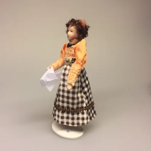 Dukke med ternet nederdel og ferskenfarvet bluse, aprikos, dukkehusdukke, dame, mor, miniature, miniaturer, dukke, frue, lærerinde, dukkehusting, til dukkehuset, dukkehjem, biti, ribe