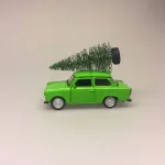 Bil i metal Trabant med juletræ - Æblegrøn, trabant, trabi, trabbi, østtysk, bil, modelbil, gammel, nostalgisk, julebil, driving home for christmas, driving home for xmas, snelandskab, vinterlandskab, sjov, cool, julen 2019, moderne, stilleben, knaldgrøn, juletræ, bil med juletræ, bil med juletræ på taget, med grantræ, bil med grantræ, bil med grantræ på taget, biti, ribe, kvalitet, flot