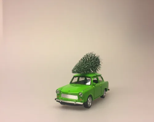 Bil i metal Trabant med juletræ - Æblegrøn, trabant, trabi, trabbi, østtysk, bil, modelbil, gammel, nostalgisk, julebil, driving home for christmas, driving home for xmas, snelandskab, vinterlandskab, sjov, cool, julen 2019, moderne, stilleben, knaldgrøn, juletræ, bil med juletræ, bil med juletræ på taget, med grantræ, bil med grantræ, bil med grantræ på taget, biti, ribe, kvalitet, flot