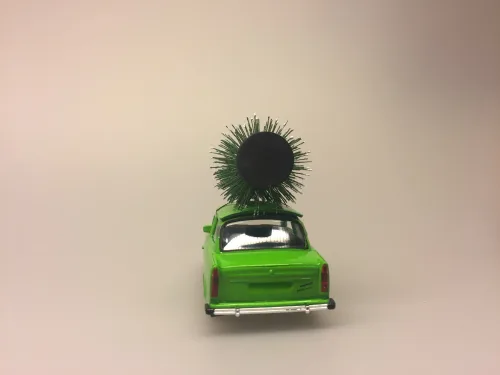 Bil i metal Trabant med juletræ - Æblegrøn, trabant, trabi, trabbi, østtysk, bil, modelbil, gammel, nostalgisk, julebil, driving home for christmas, driving home for xmas, snelandskab, vinterlandskab, sjov, cool, julen 2019, moderne, stilleben, knaldgrøn, juletræ, bil med juletræ, bil med juletræ på taget, med grantræ, bil med grantræ, bil med grantræ på taget, biti, ribe, kvalitet, flot