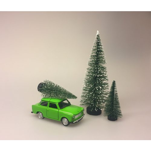 Bil i metal Trabant med juletræ - Æblegrøn, trabant, trabi, trabbi, østtysk, bil, modelbil, gammel, nostalgisk, julebil, driving home for christmas, driving home for xmas, snelandskab, vinterlandskab, sjov, cool, julen 2019, moderne, stilleben, knaldgrøn, juletræ, bil med juletræ, bil med juletræ på taget, med grantræ, bil med grantræ, bil med grantræ på taget, biti, ribe, kvalitet, flot