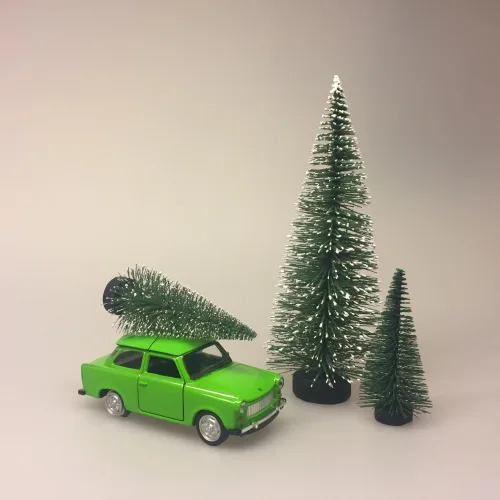 Bil i metal Trabant med juletræ - Æblegrøn, trabant, trabi, trabbi, østtysk, bil, modelbil, gammel, nostalgisk, julebil, driving home for christmas, driving home for xmas, snelandskab, vinterlandskab, sjov, cool, julen 2019, moderne, stilleben, knaldgrøn, juletræ, bil med juletræ, bil med juletræ på taget, med grantræ, bil med grantræ, bil med grantræ på taget, biti, ribe, kvalitet, flot