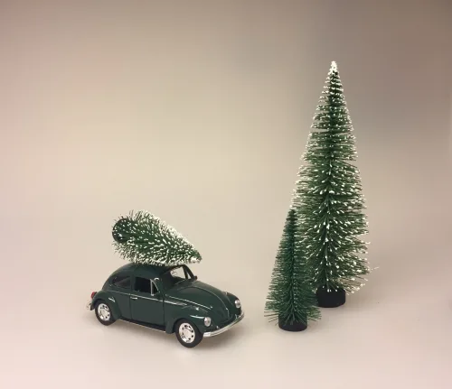 VW Folkevogn bobbel classic med juletræ på taget - Grøn, vw, volkswagen, julebil, bil med grantræ, bil med juletræ, folkevogn med træ, folkevogn med juletræ, folkevogn med grantræ, driving home for christmas, driving home for xmas, julepynt, dekoration, stilleben, julebord, julen 2019, med granatræ på taget, bobbel, boble, bobble, nedgroet negl, asfalt bobbel, biti, ribe