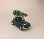 VW Folkevogn bobbel classic med juletræ på taget - Grøn, vw, volkswagen, julebil, bil med grantræ, bil med juletræ, folkevogn med træ, folkevogn med juletræ, folkevogn med grantræ, driving home for christmas, driving home for xmas, julepynt, dekoration, stilleben, julebord, julen 2019, med granatræ på taget, bobbel, boble, bobble, nedgroet negl, asfalt bobbel, biti, ribe