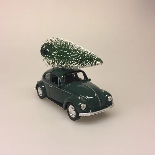 VW Folkevogn bobbel classic med juletræ på taget - Grøn, vw, volkswagen, julebil, bil med grantræ, bil med juletræ, folkevogn med træ, folkevogn med juletræ, folkevogn med grantræ, driving home for christmas, driving home for xmas, julepynt, dekoration, stilleben, julebord, julen 2019, med granatræ på taget, bobbel, boble, bobble, nedgroet negl, asfalt bobbel, biti, ribe