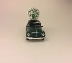 VW Folkevogn bobbel classic med juletræ på taget - Grøn, vw, volkswagen, julebil, bil med grantræ, bil med juletræ, folkevogn med træ, folkevogn med juletræ, folkevogn med grantræ, driving home for christmas, driving home for xmas, julepynt, dekoration, stilleben, julebord, julen 2019, med granatræ på taget, bobbel, boble, bobble, nedgroet negl, asfalt bobbel, biti, ribe