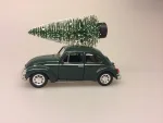 VW Folkevogn bobbel classic med juletræ på taget - Grøn, vw, volkswagen, julebil, bil med grantræ, bil med juletræ, folkevogn med træ, folkevogn med juletræ, folkevogn med grantræ, driving home for christmas, driving home for xmas, julepynt, dekoration, stilleben, julebord, julen 2019, med granatræ på taget, bobbel, boble, bobble, nedgroet negl, asfalt bobbel, biti, ribe